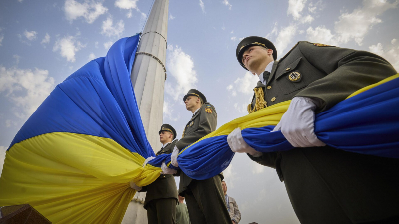 Главный флаг Украины снова снимут с флагштока в Киеве