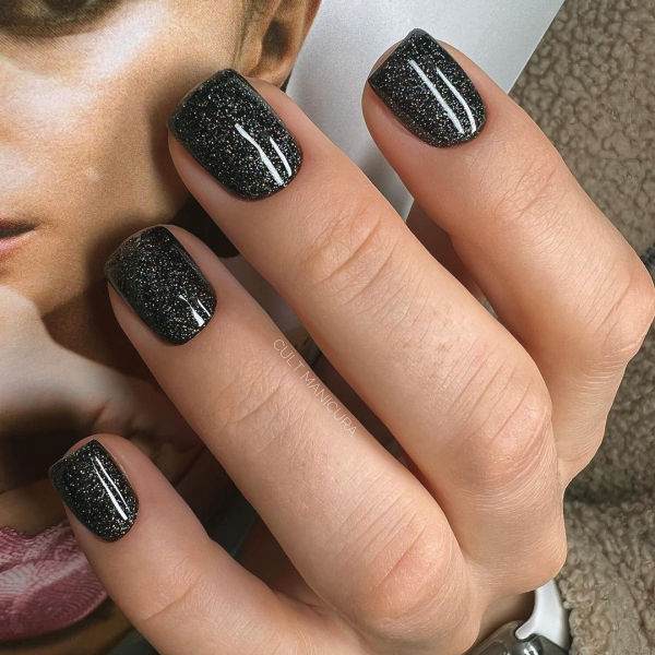 Роскошный маникюр: 10 элегантных идей с черным оттенком лака