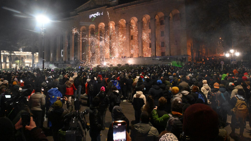 Сторонники оппозиции завершили митинг у парламента Грузии